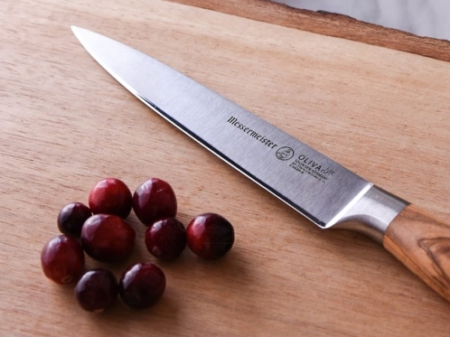 knife-on-a-chopping-board-with-grapes
