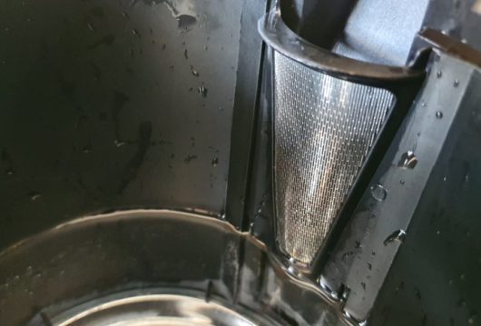 metalic filter grill inside electric kettle